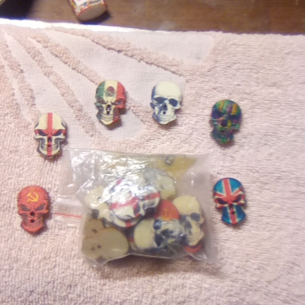 Wood skull buttons